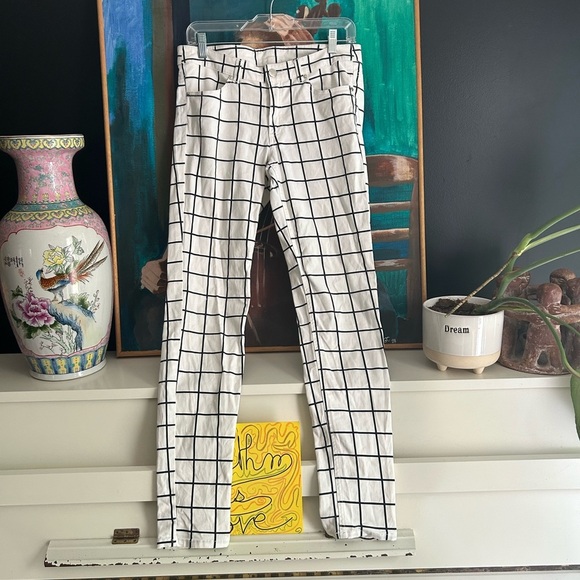 Divided White Pants with Black Grid Pattern 8 - Picture 14 of 16